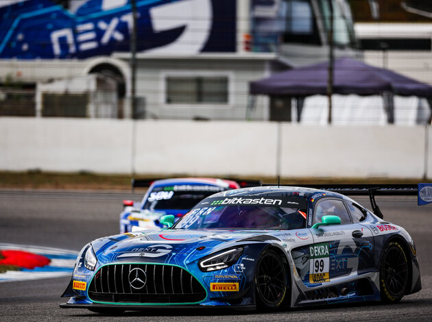Ein Mercedes-AMG GT3, mit Fahrer Luca Arnold, im Arnold NextG designten GT3 mit blauer und silberner Folierung sowie Platinen-Elementen bei den GT Master 2023 auf dem Hockenheimring.