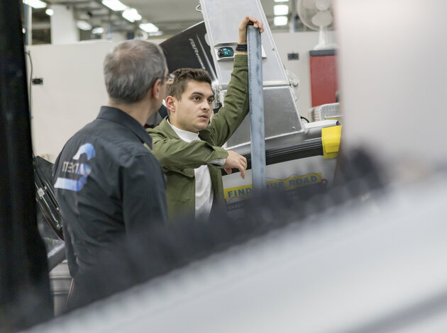 Ein Mitarbeiter und der Geschäftsführer von Arnold NextG stehen in der Werkstatt.