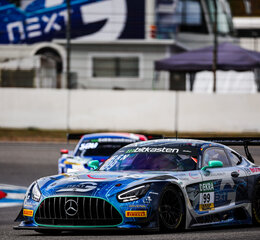 Ein Mercedes-AMG GT3, mit Fahrer Luca Arnold, im Arnold NextG designten GT3 mit blauer und silberner Folierung sowie Platinen-Elementen bei den GT Master 2023 auf dem Hockenheimring.