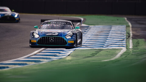 Ein Mercedes GT3 von der Firma Arnold NextG, fährt auf der Rennstrecke bei einem GTC Race Rennen.