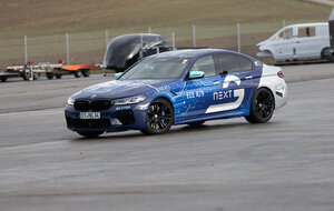 Ein BMW M5 im Arnold NextG Design, ausgestattet mit NX NextMotion Force-Feedback-Technologie, wird auf einem Testgelände von Entwicklungsfahrer Bruno Spengler getestet.