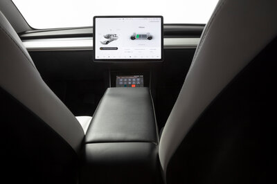 Von der Rückbank eines Autos nach vorne zum Cockpit geschaut, sieht man ein großes Touch Display in der Mitte, aber kein Lenkrad mehr.  