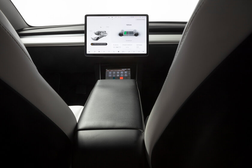 Von der Rückbank eines Autos nach vorne zum Cockpit geschaut, sieht man ein großes Touch Display in der Mitte, aber kein Lenkrad mehr.  