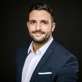 Ein freundlich lächelnder Mann der Stefan Weller ist und dein Ansprechpartner ist.