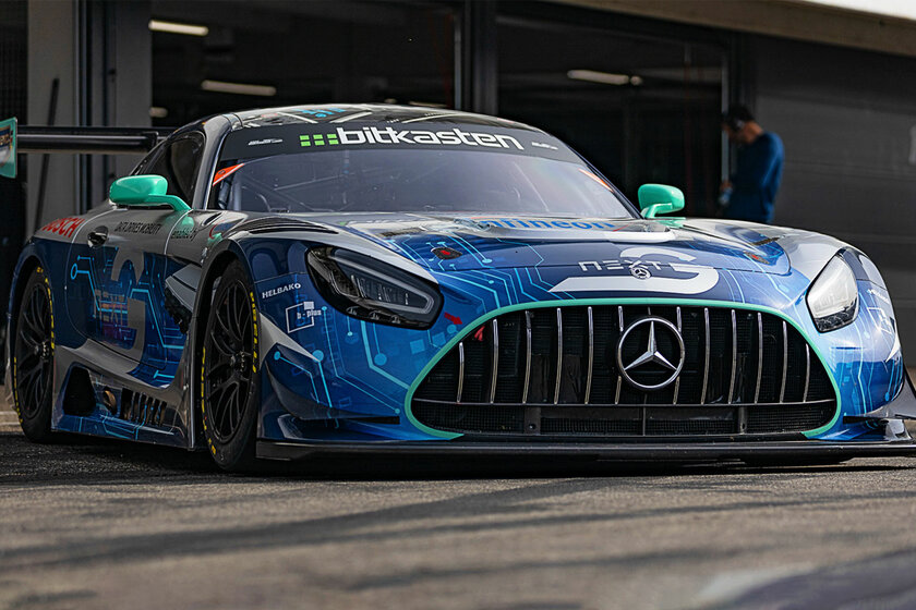 Ein Mercedes GT3 Rennauto von Arnold NextG steht vor seiner Box in der Boxengasse.