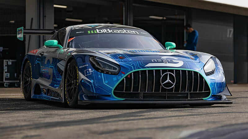 Ein Mercedes GT3 Rennauto von Arnold NextG steht vor seiner Box in der Boxengasse.