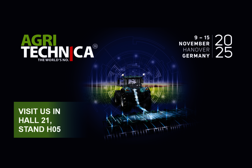 Ein Banner der Landwirtschaftsmesse Agritechnica mit Datum und Standplatz. In dunkelblau gehalten mit einem Traktor in der Mitte.