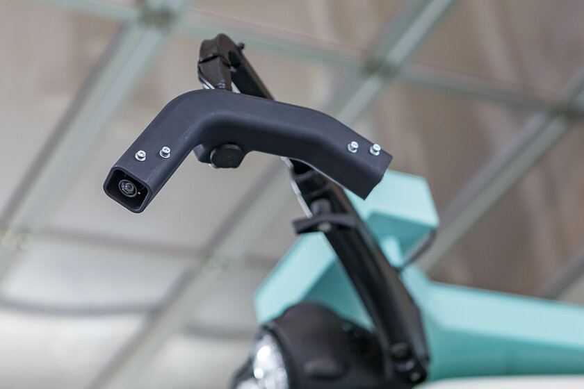 Ein Gestell welches vorne und hinten eine Kamera hat.