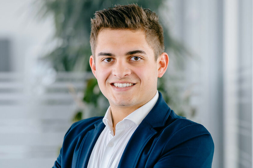 Ein attraktiver junger Mann mit brauenen Igelhaaren der Kevin Arnold ist und der CEO der Firma Arnold NextG.