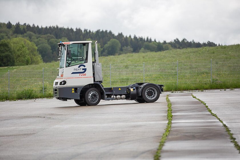 Ein autonom fahrender Terminal-Traktor der Firma MAFI, umgebaut mit NX NextMotion, bewegt sich, nach links fahrend, fahrerlos über einen Übungsplatz.