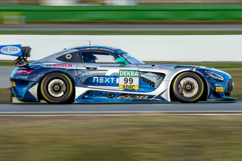 Ein Mercedes GT3 von Arnold NextG fährt schnell auf einer Rennstrecke von links nach rechts. Alles drum herum ist unscharf.