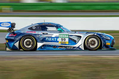 Ein Mercedes GT3 von Arnold NextG fährt schnell auf einer Rennstrecke von links nach rechts. Alles drum herum ist unscharf.