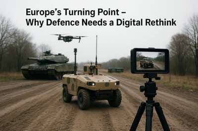 Mehrere Militärische Fahrzeuge, stehen auf einem Web aus Erde mitten in der Natur. Eine Art Foto/Filmkamera nimmt das ganze von vorne auf.