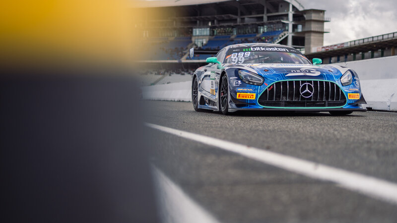 Ein Mercedes-AMG GT3, mit Fahrer Luca Arnold, im Arnold NextG designten GT3 mit blauer und silberner Folierung sowie Platinen-Elementen bei den GT Master 2023 auf dem Hockenheimring, auf der Zielgeraden.