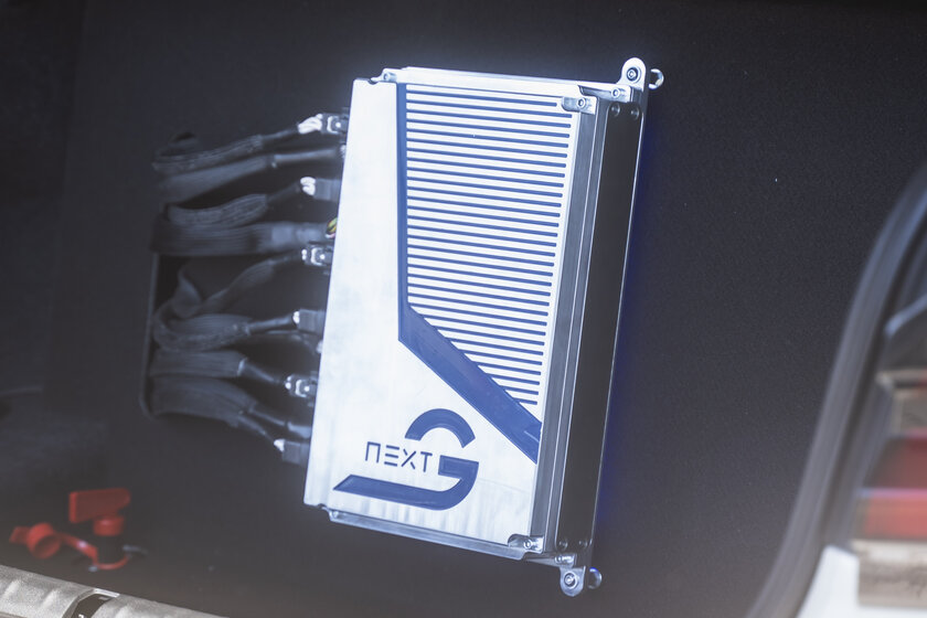 Ein NX NextMotion Zentralsteuergerät in einem Kofferraum eines Autos verbaut.