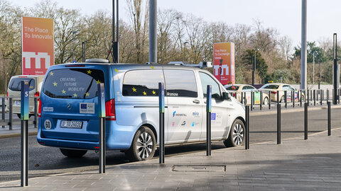 Ein blau silberner Mercedes Van steht am Straßenrand der Messe Düsseldorf. Auf dem Auto befinden sich diverse Logos, wie Rheinmetall, Mira und Arnold NextG.